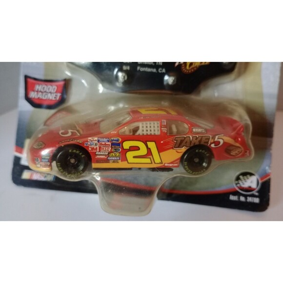 Kevin Harvick #21 Winner's Circle Take 5 with Hood Magnet 1:64 Diecast Model - Picture 3 of 6